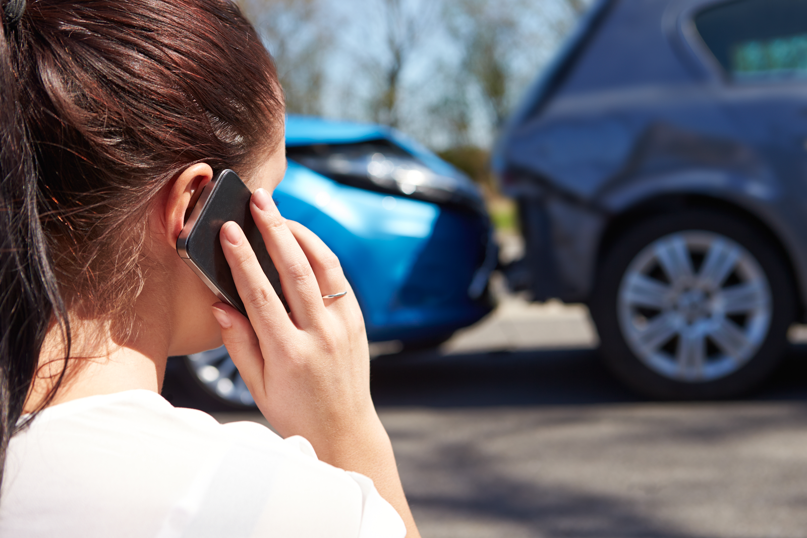 woman talking with insurance about minimum car insurance requirements in dc